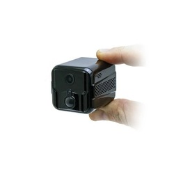 Широкоугольная мини Wi‑Fi камера с аккумулятором в руке