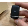 Компактный GPS-трекер с микрофоном в руке