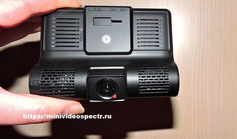 Автомобильный видеорегистратор (3 камеры, Разрешение видео 1080/720/480, Запись на карту до 32 Гб)